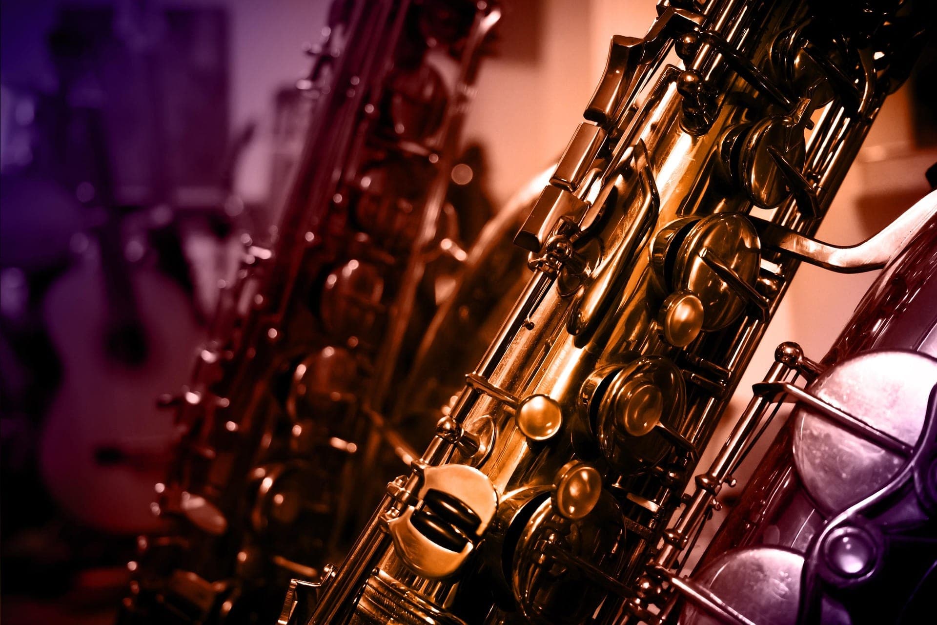 Cận cảnh những chiếc kèn saxophone dưới ánh đèn sân khấu ấm