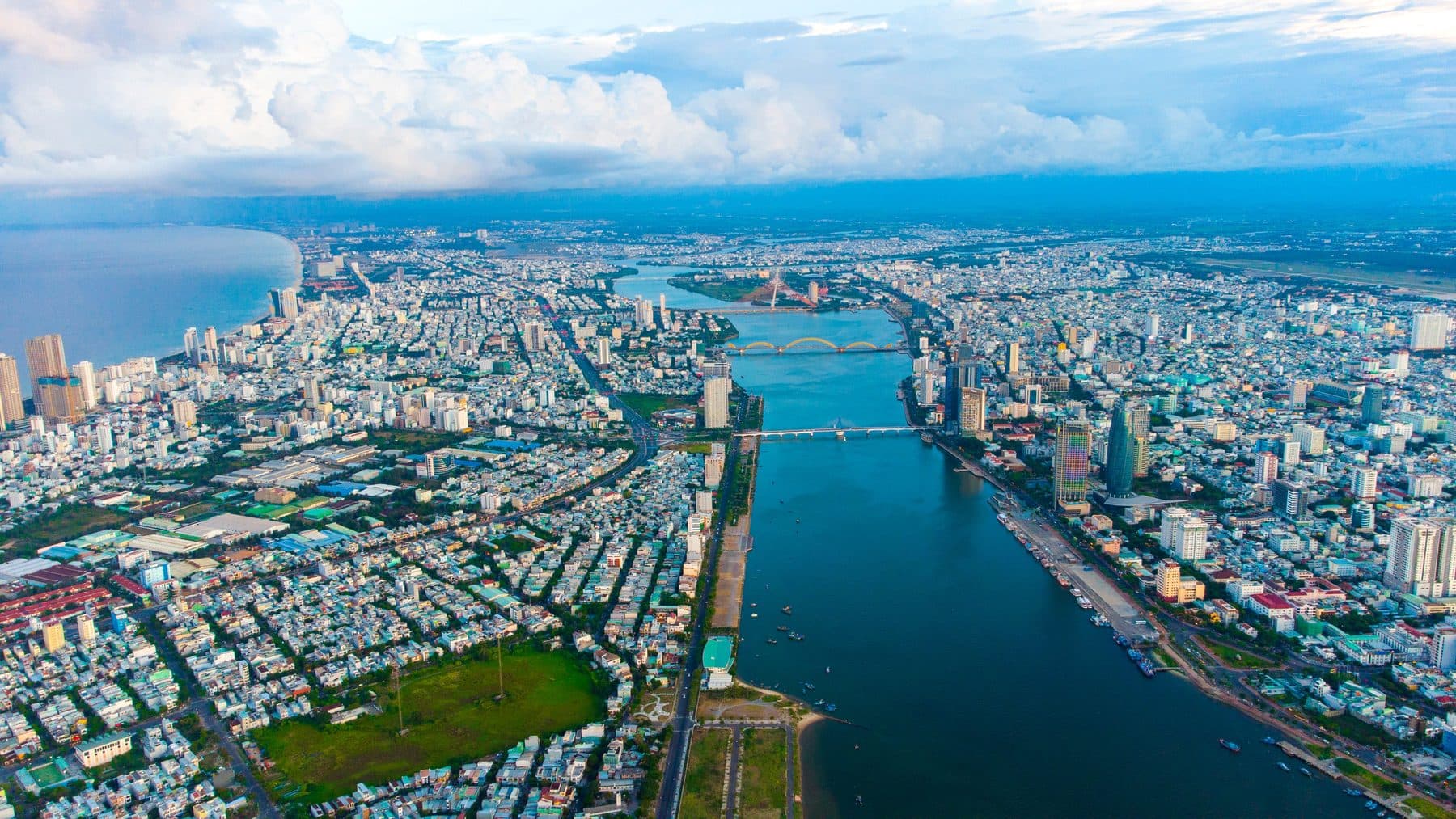 Sông Hàn nhìn từ trên cao, thành phố ở hai bên bờ