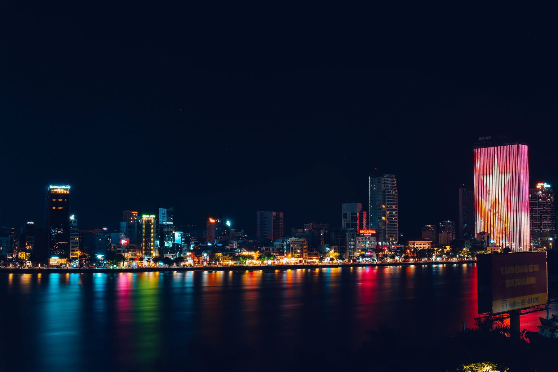 Sông Hàn về đêm, phía sau là tòa tháp bên sông sáng đèn
