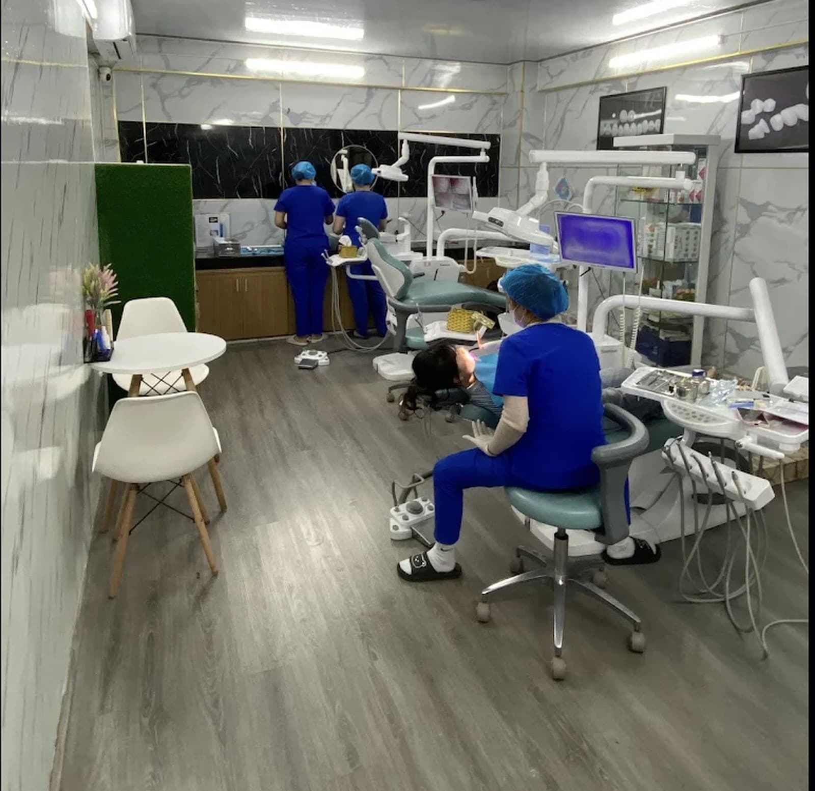 The treatment room at Ann Dentist, several chairs each with its own screen