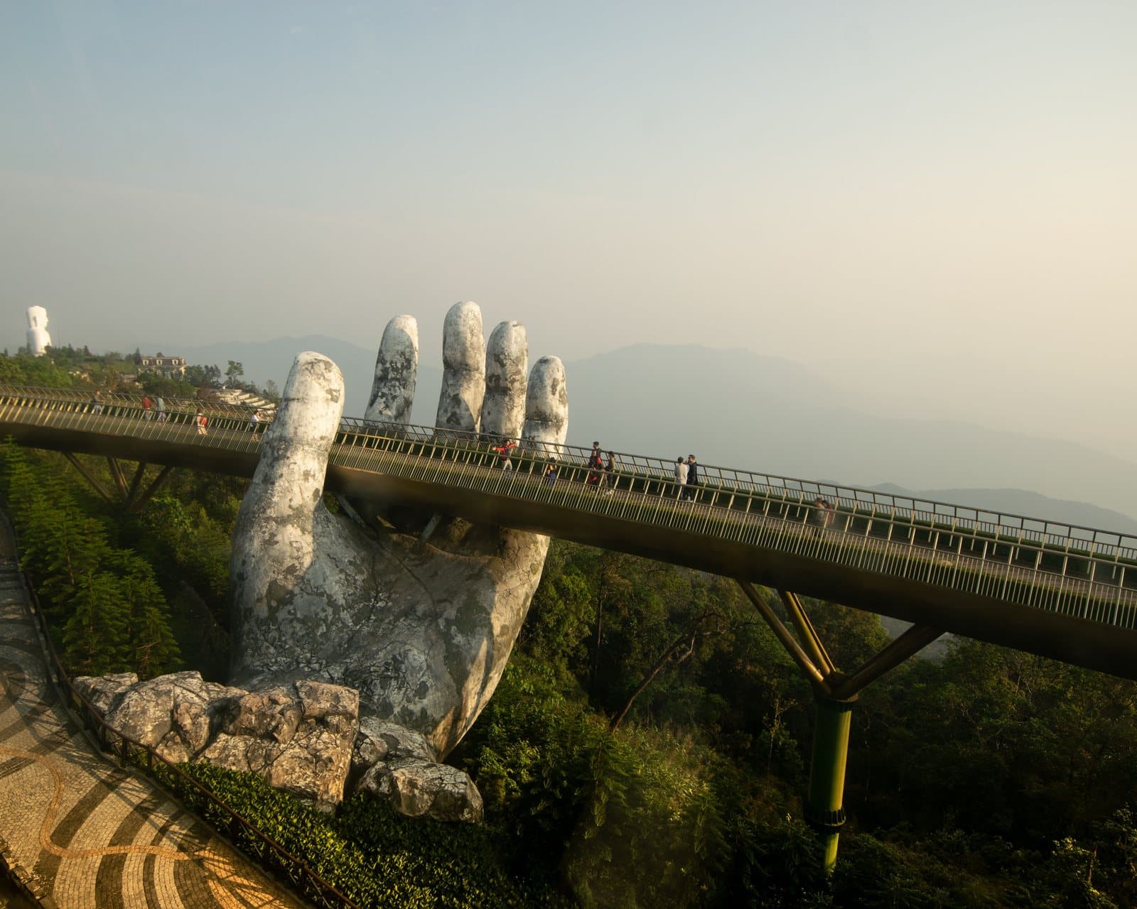 Một trong hai bàn tay khổng lồ dưới Cầu Vàng tại Sun World Ba Na Hills, có người đang đi trên cầu