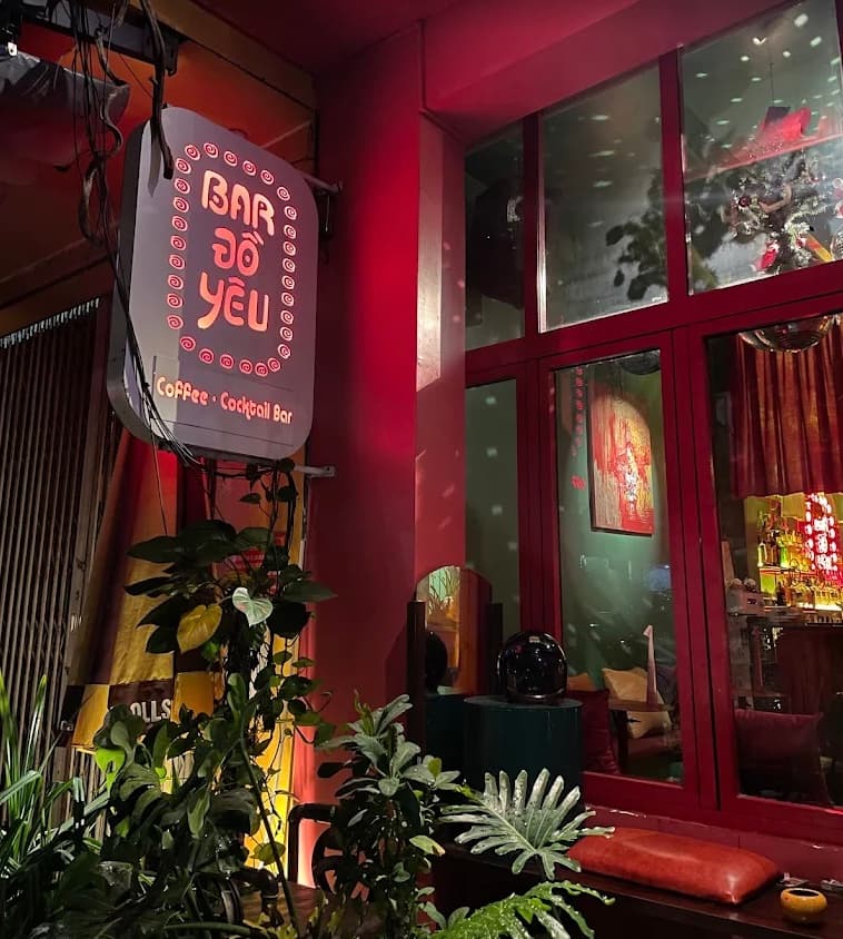 The illuminated BAR ĐỒ YÊU sign outside