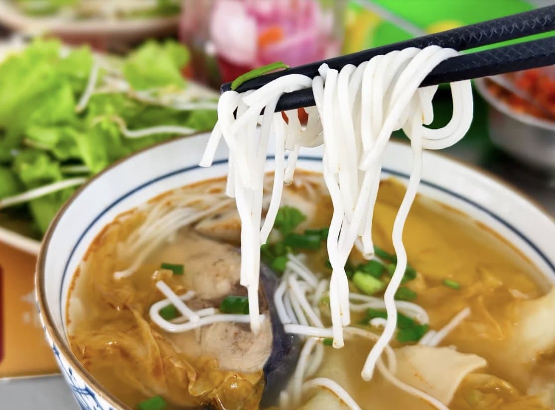 Rice noodles lifted from a bowl of bun cha ca at Bún Chả Cá 109