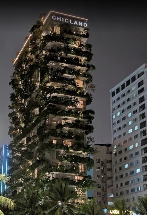 Chicland Hotel, toà nhà sáng đèn ban đêm, bảng tên khách sạn trên nóc