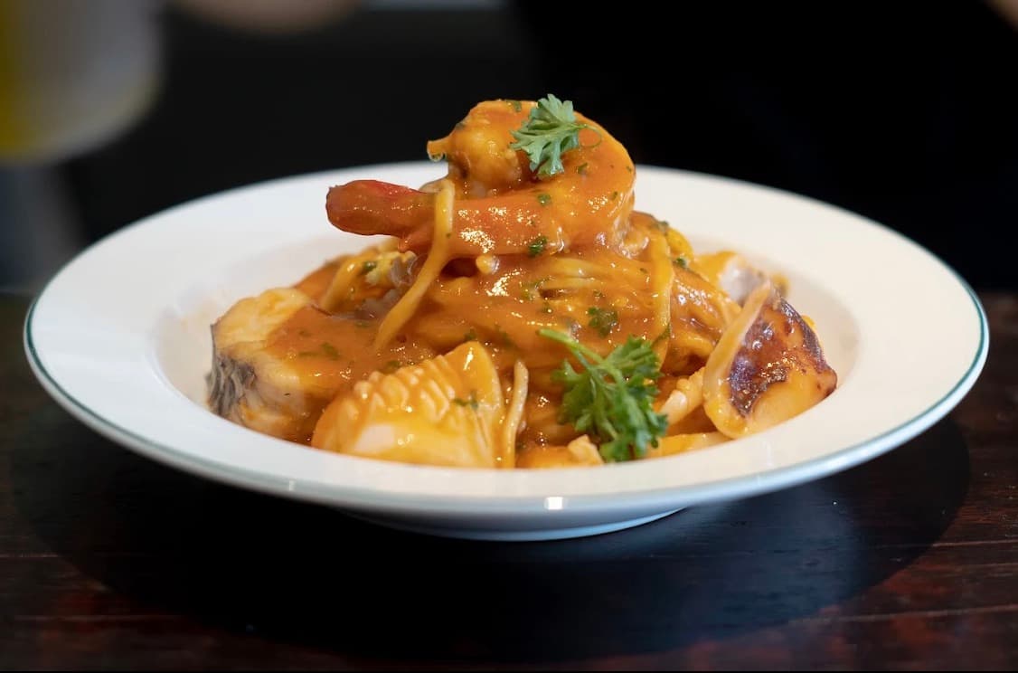 Cucina Luca, một tô mì spaghetti với tôm, mực và cá trong sốt màu cam