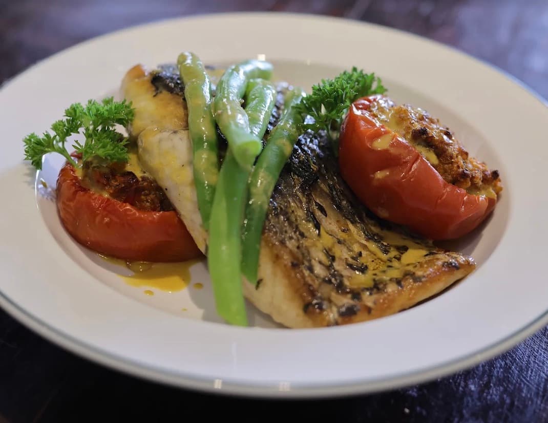 Cucina Luca, một miếng phi lê cá với đậu que và hai quả cà chua nhồi nướng