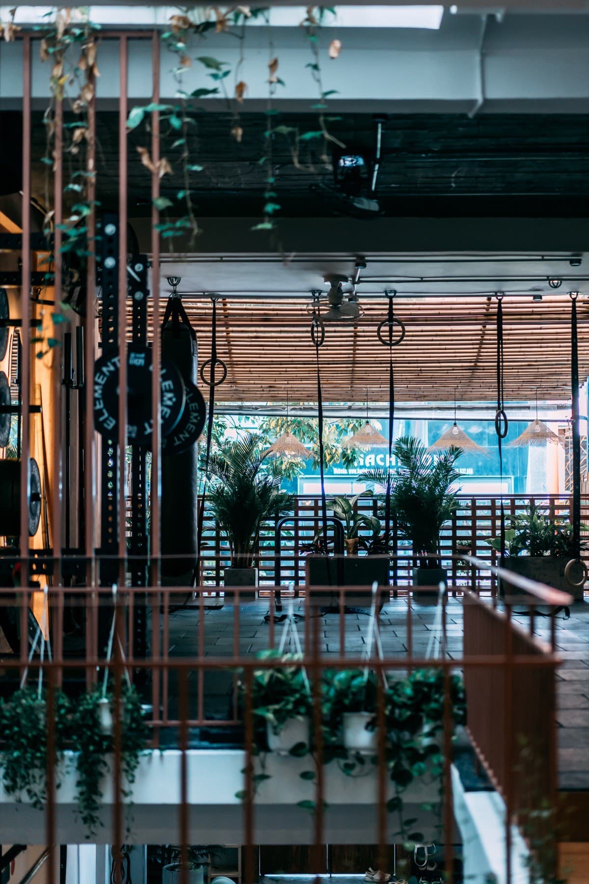 Element, tầng trên có vòng treo và cây xanh dưới mái tre