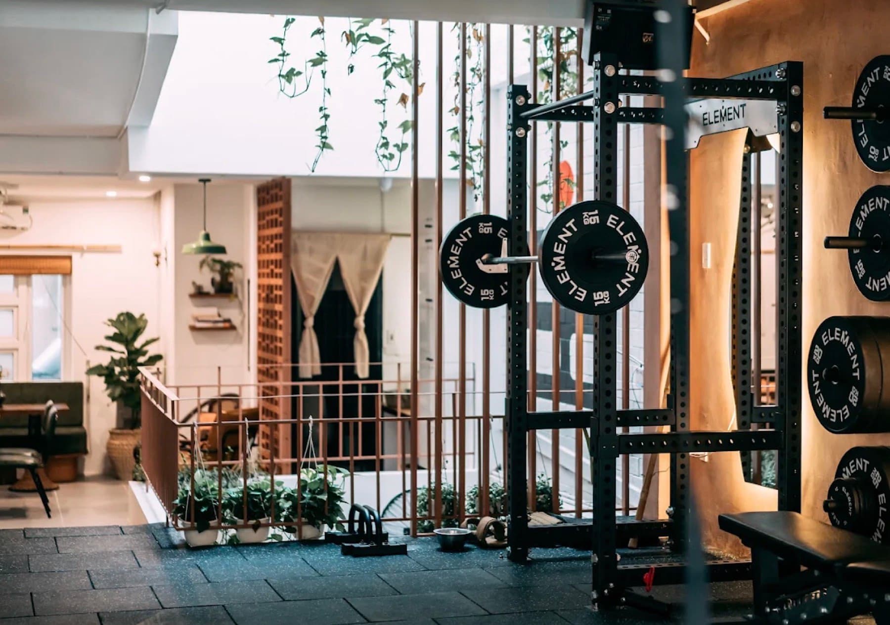 Element, giá tạ và bánh tạ in tên studio