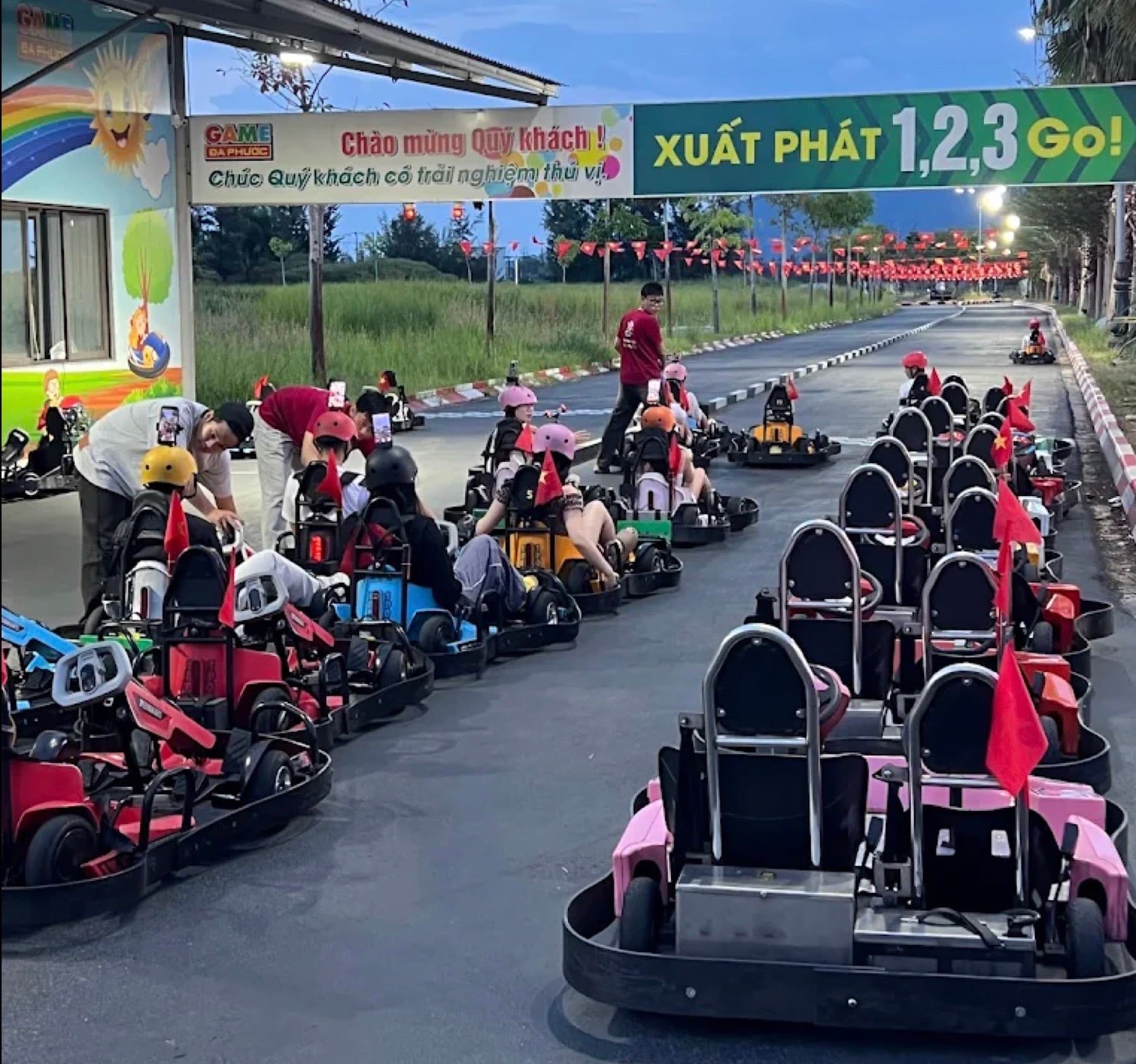 Go Kart Da Phuoc, karts lined up at the start under a banner reading Xuat phat 1, 2, 3 Go