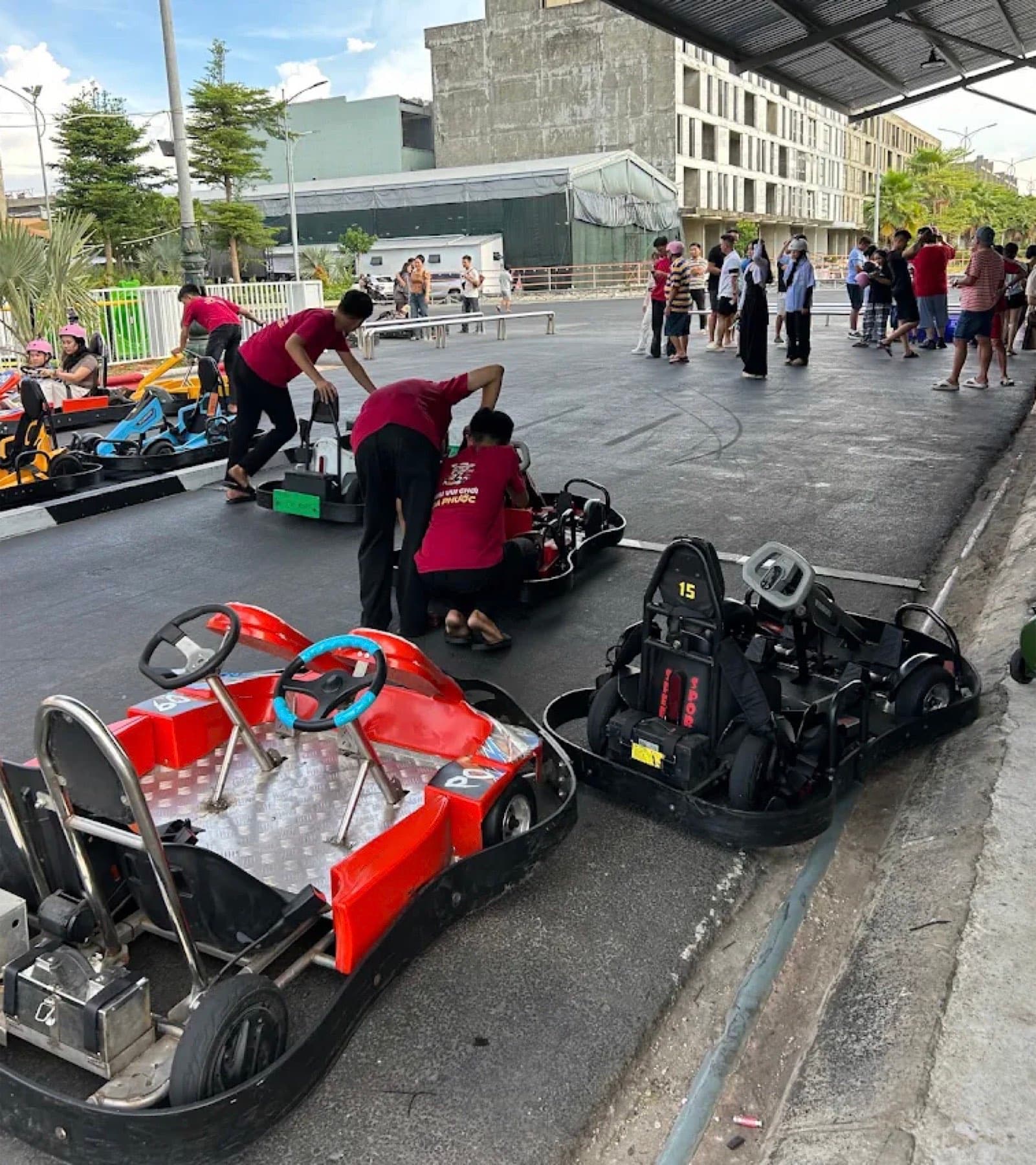 Go Kart Da Phuoc, two karts beside the track, one of them with two steering wheels