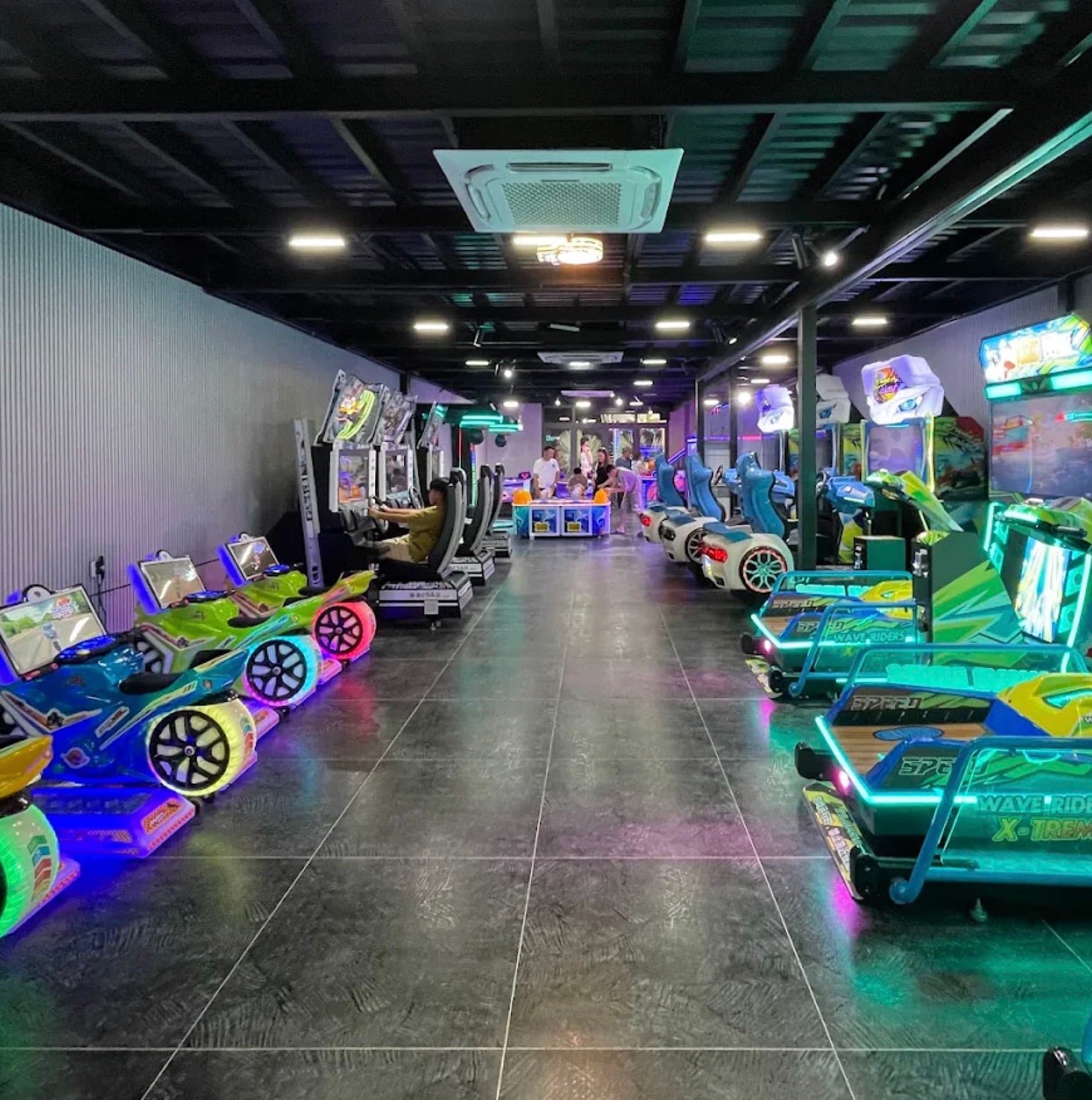 Go Kart Da Phuoc, a hall of driving machines and arcade games