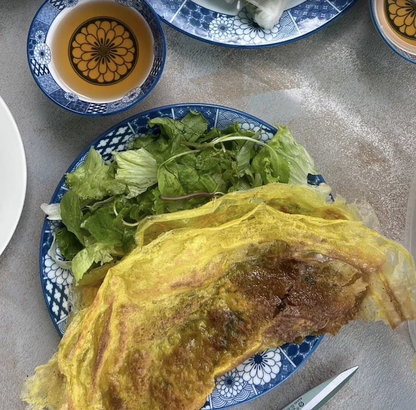 Hanh & Ken banh xeo, the crispy turmeric pancake