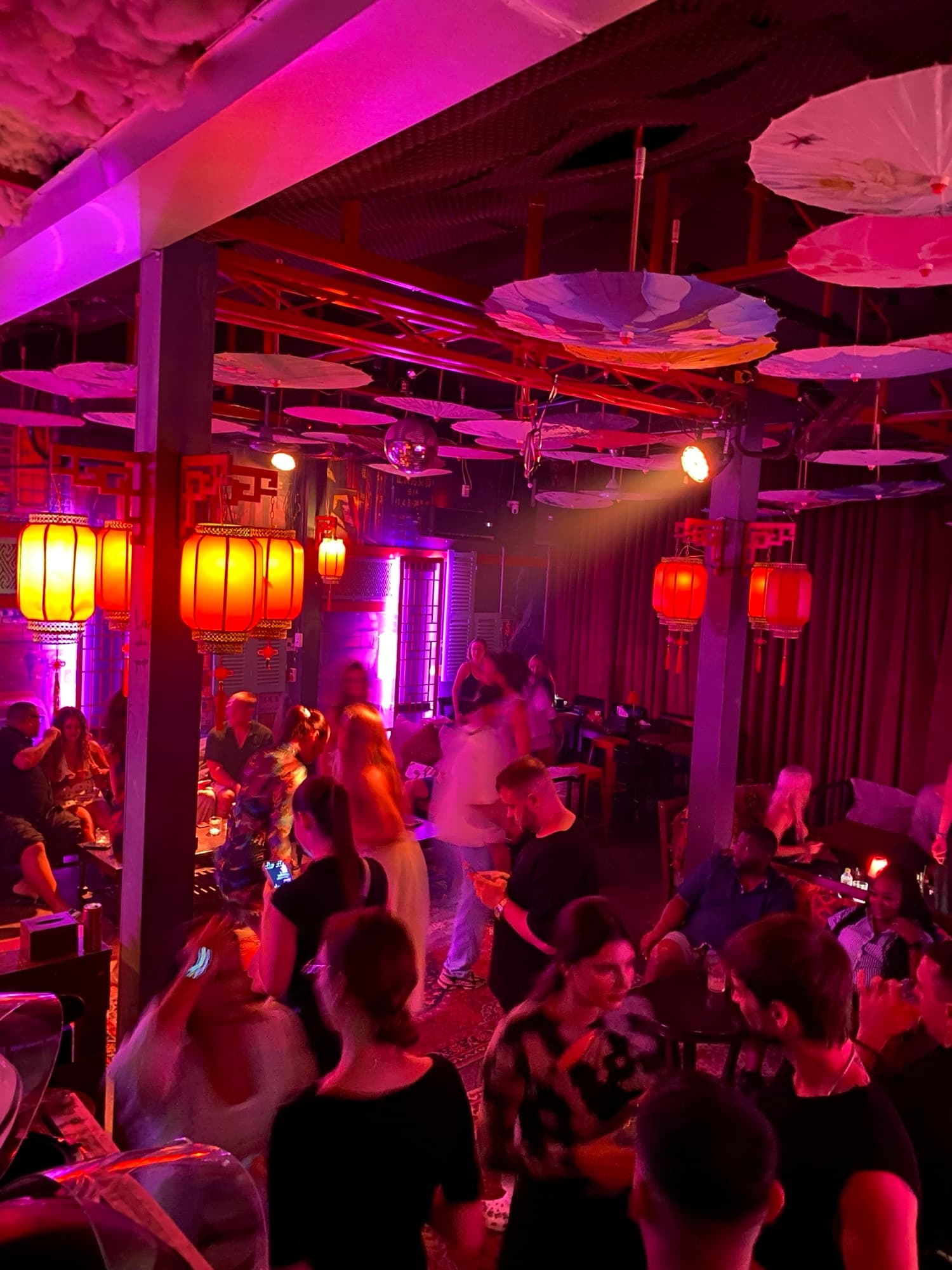 Kong 72 Speakeasy Bar, quán đông người dưới trần dù giấy