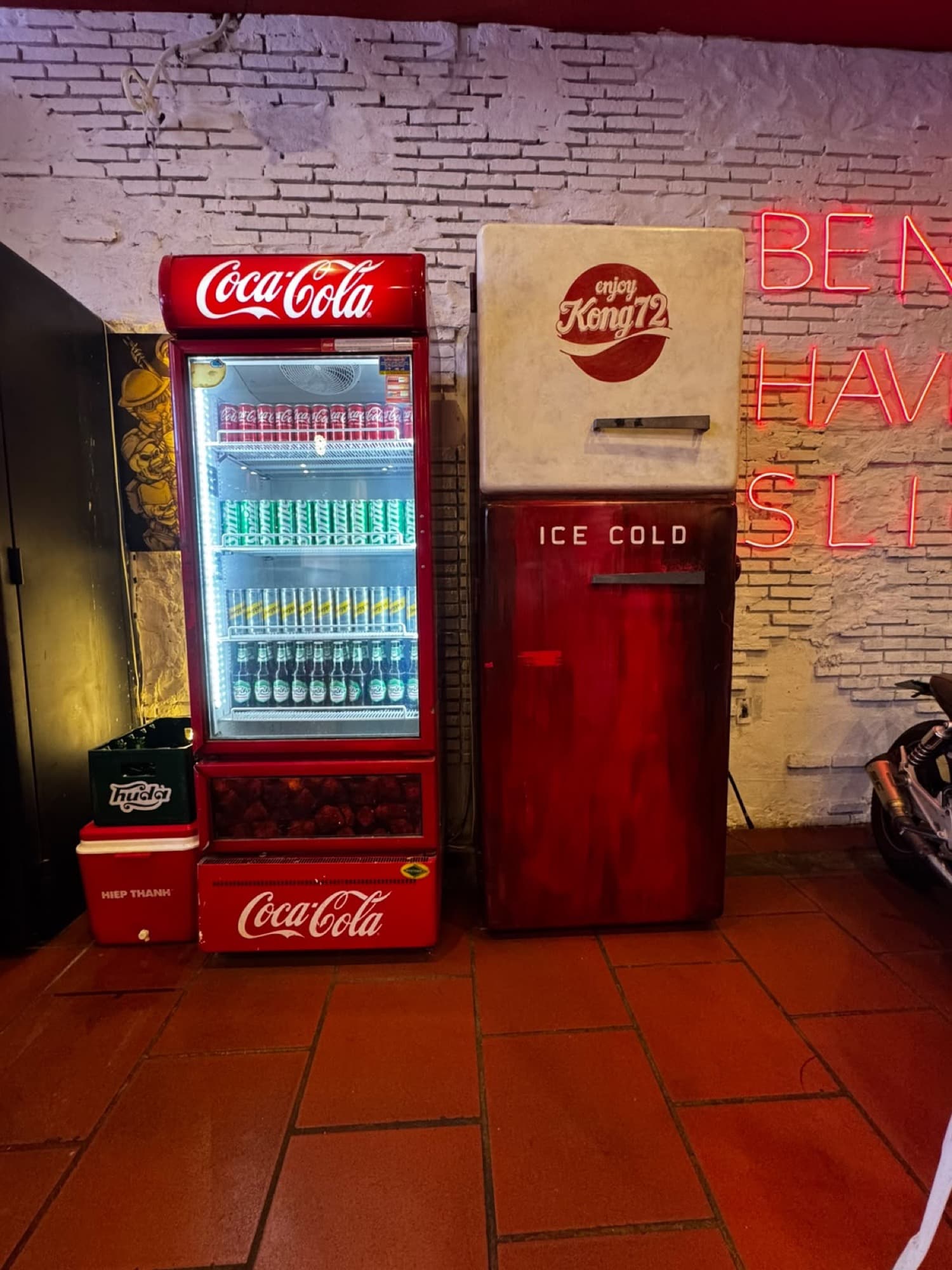 Kong 72 Speakeasy Bar, chiếc tủ lạnh cũ được sơn lại với tên quán và dòng chữ ice cold