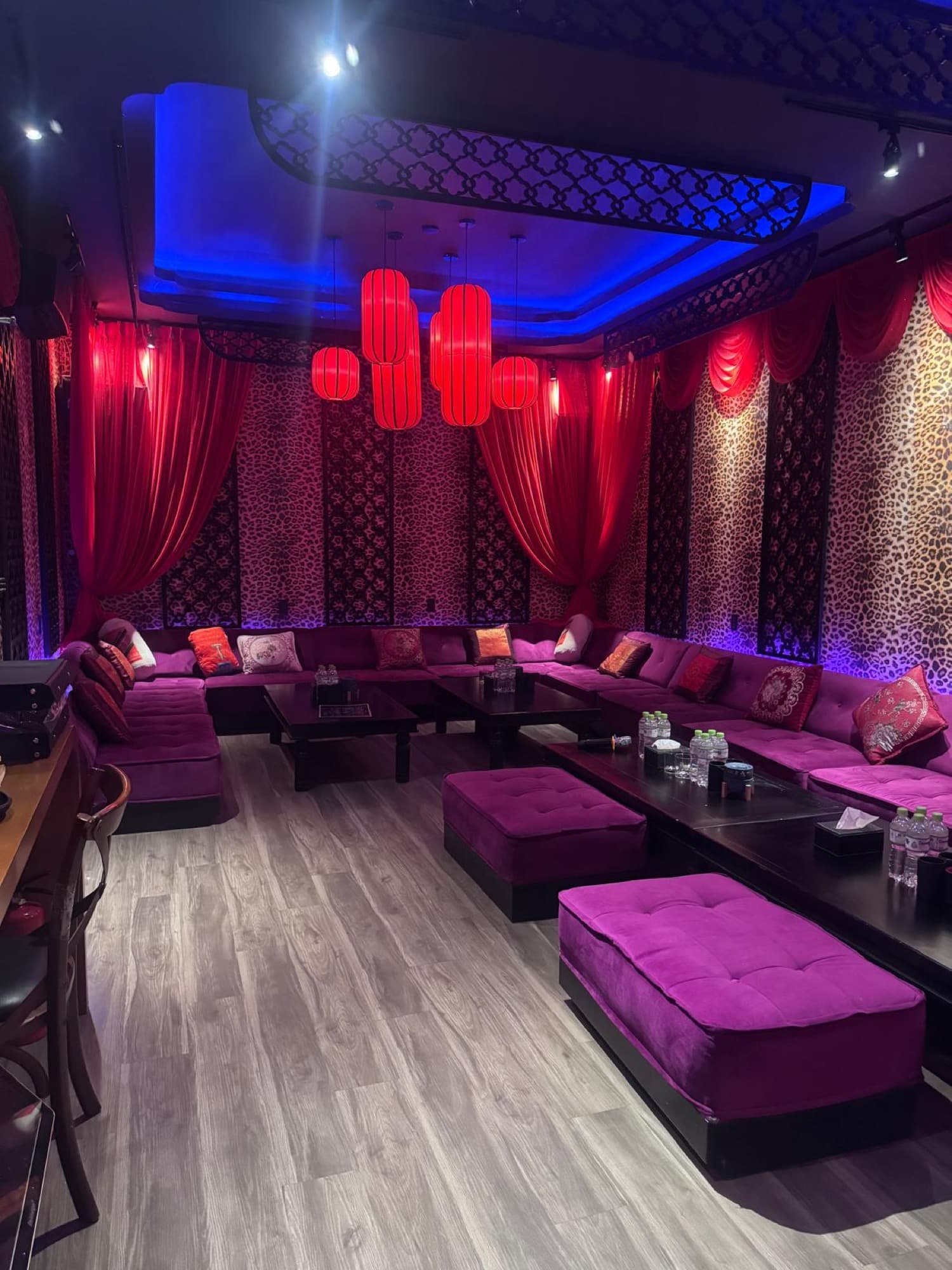 Kong 72 Speakeasy Bar, phòng riêng với ghế nhung tím và rèm đỏ