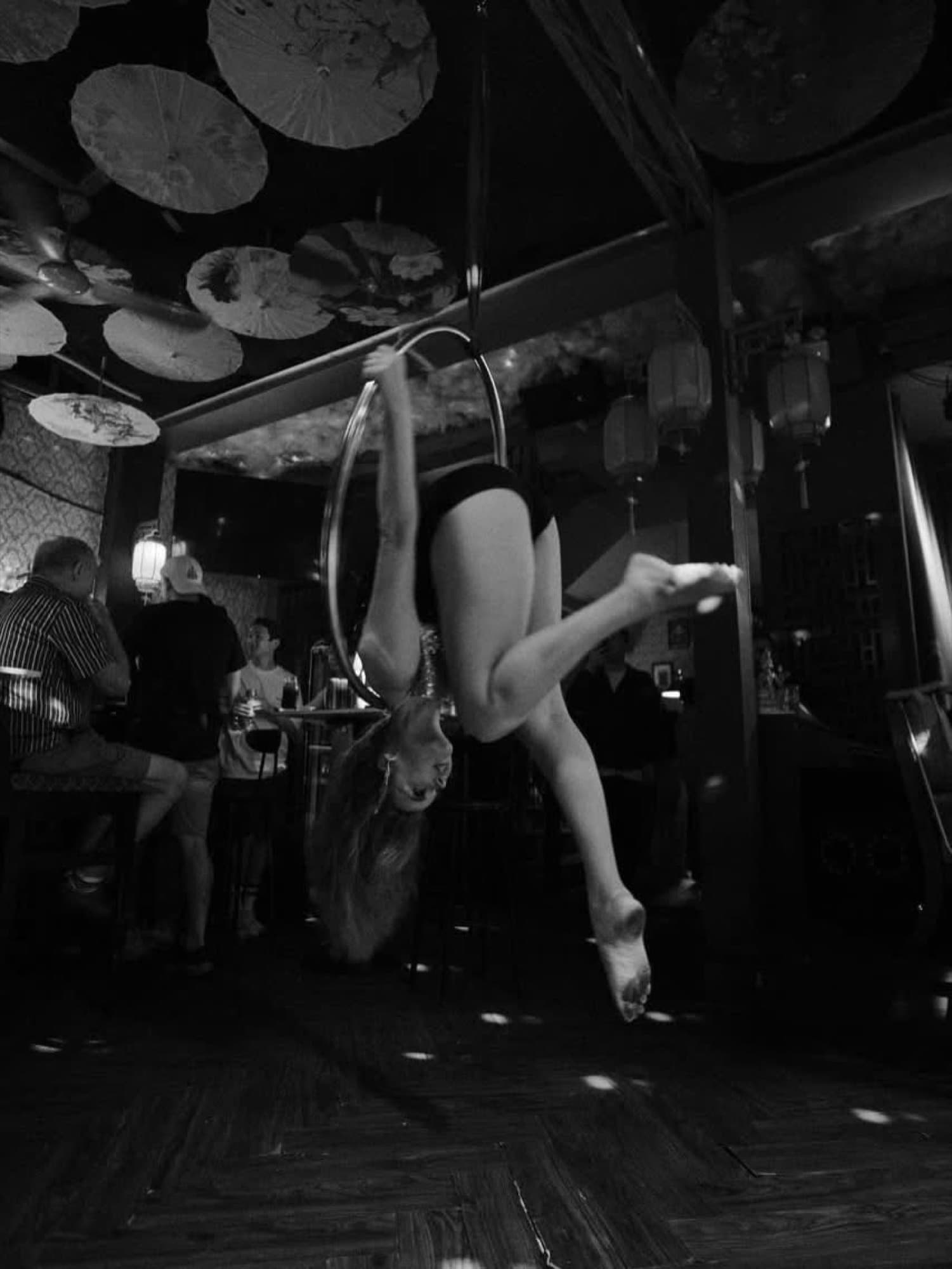 Kong 72 Speakeasy Bar, quán kín người ngồi quay về phía sân khấu