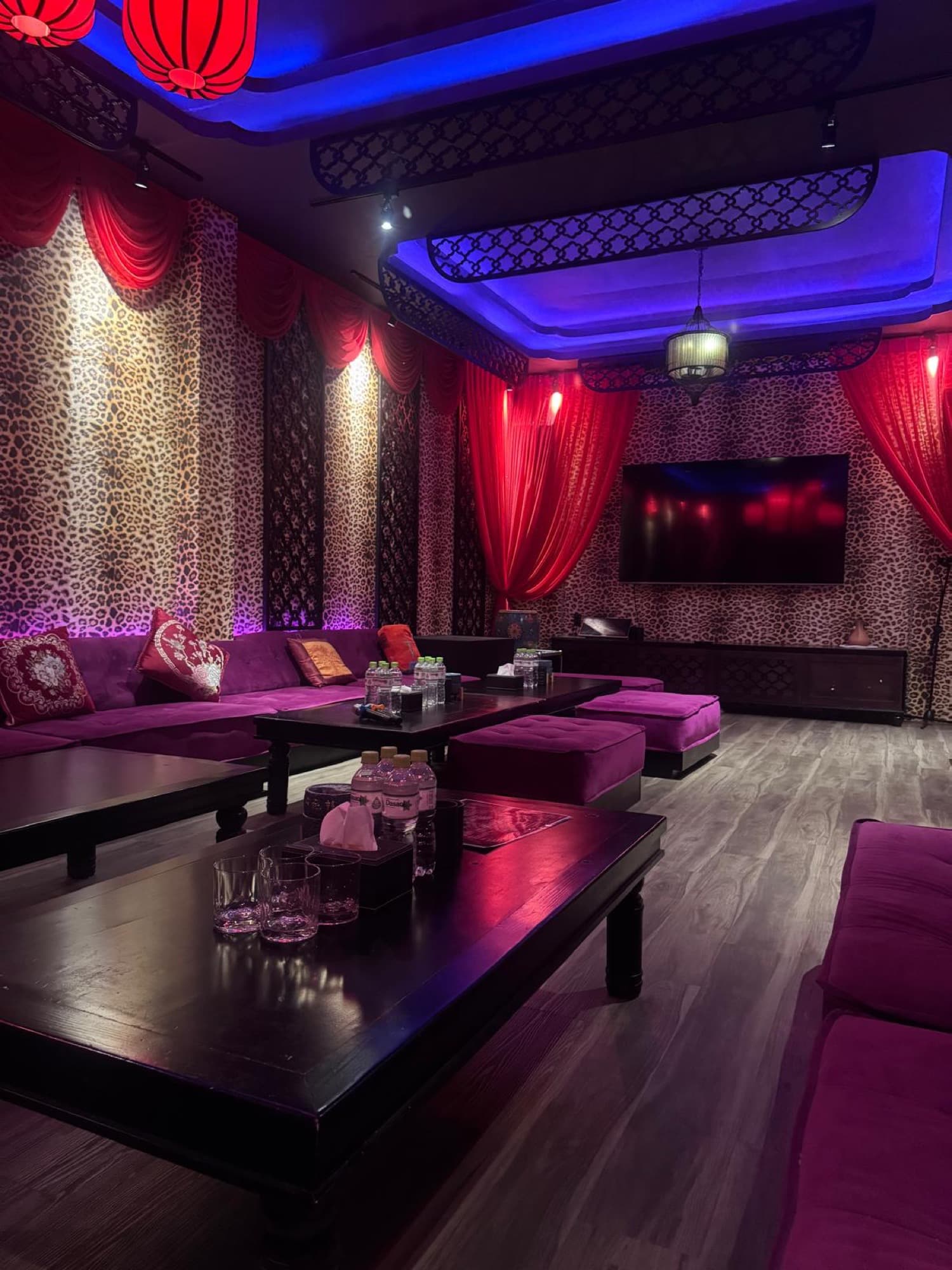 Kong 72 Speakeasy Bar, người biểu diễn treo ngược trong chiếc vòng phía trên sàn