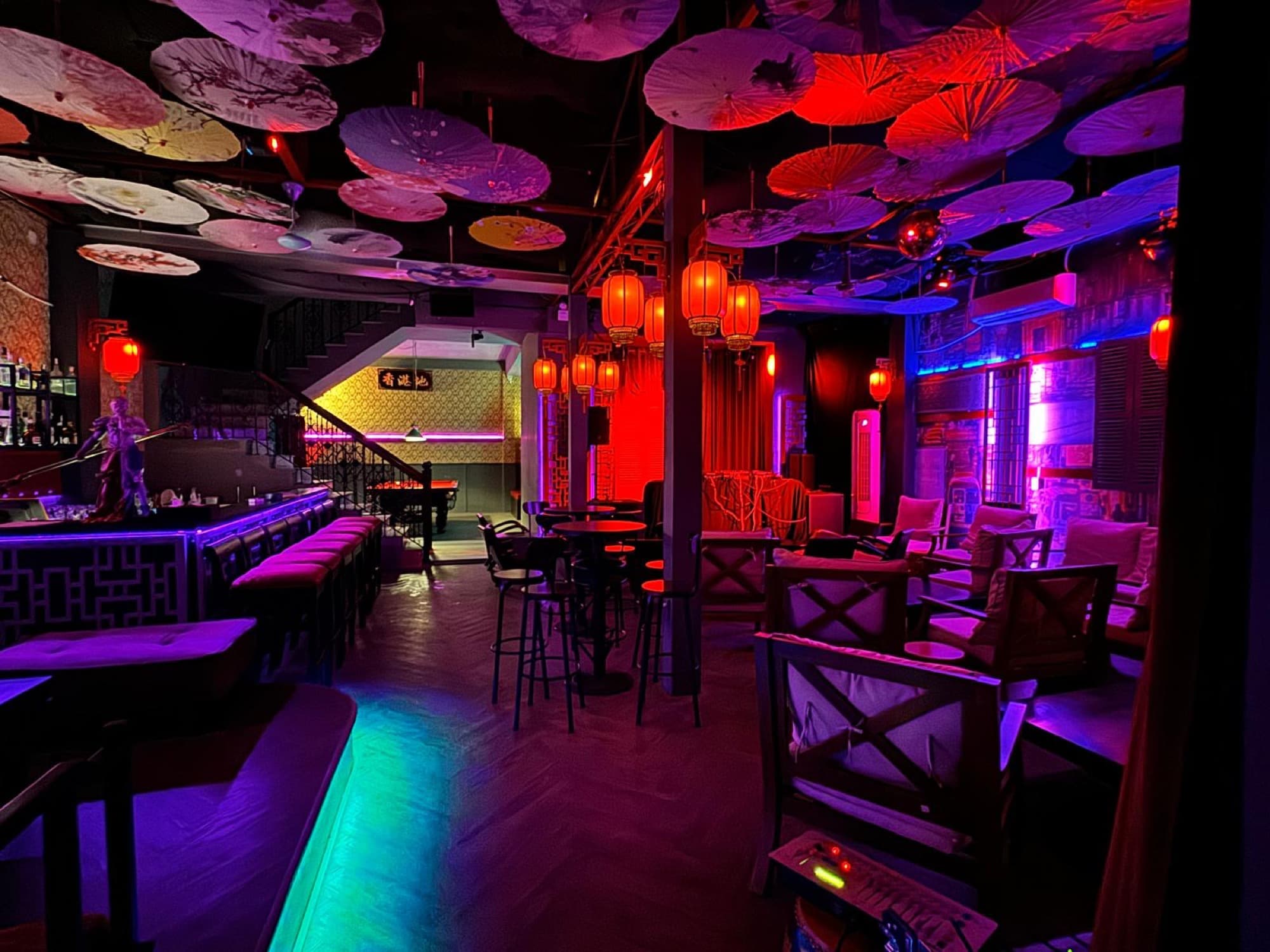 Kong 72 Speakeasy Bar, không gian chính với trần phủ kín dù giấy và đèn lồng đỏ treo xen giữa