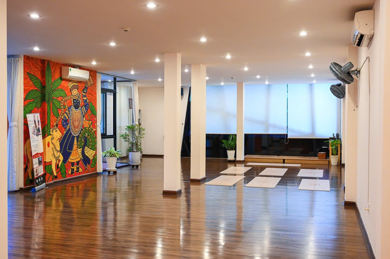 Toàn cảnh phòng tập của Mandir Danang, bên trái là bức tranh tường, thảm đặt cạnh cửa sổ