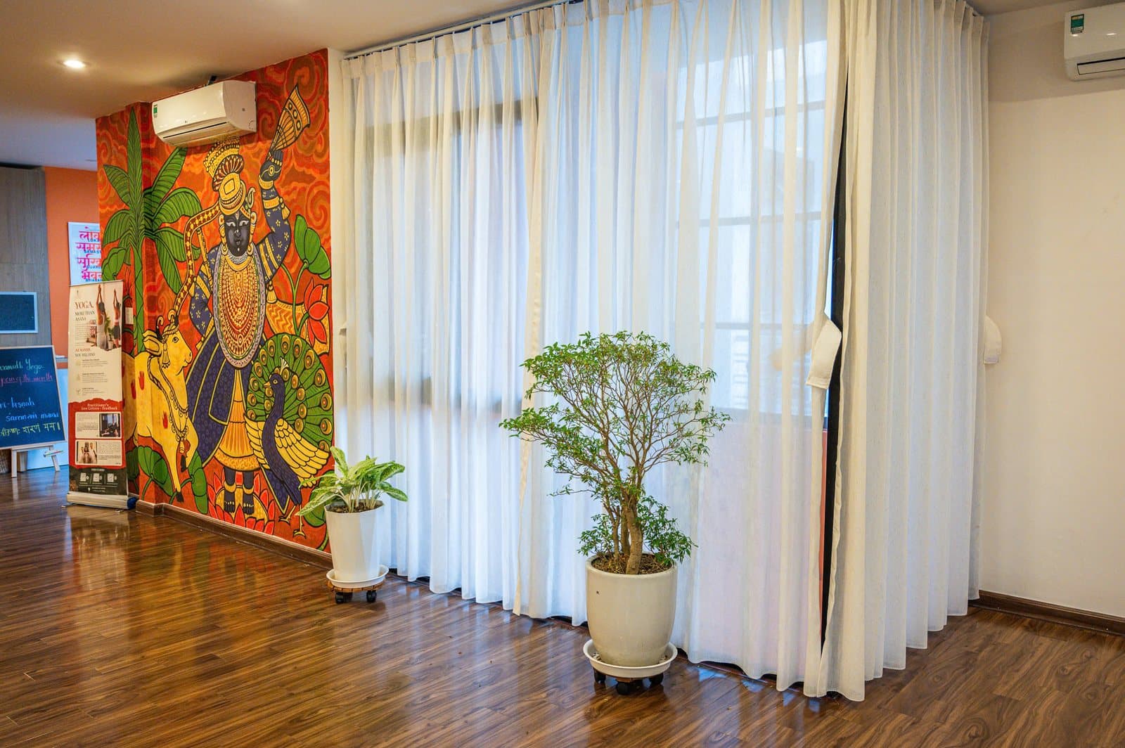 Bức tranh tường có con bò và con công trong phòng tập của Mandir Danang