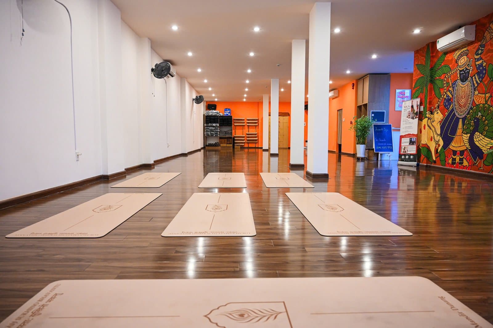 Thảm yoga trên sàn gỗ tại Mandir Danang, chụp sát mặt sàn