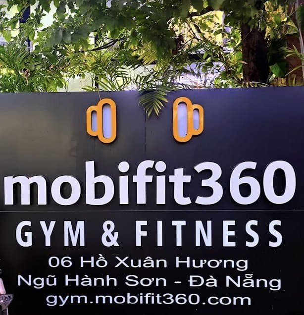 mobifit360 Gym & Fitness, bảng hiệu ngoài đường ghi tên và địa chỉ phòng gym