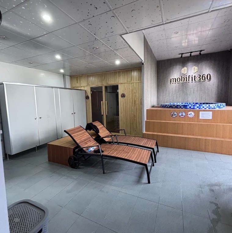 mobifit360 Gym & Fitness, tầng hồi phục với bể ngâm lạnh, ghế nằm và cửa phòng xông hơi