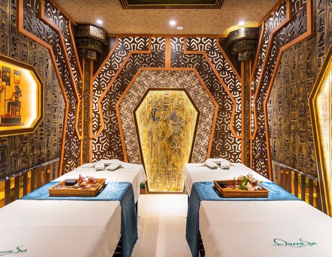 Queen Spa, the Egyptian room with two beds