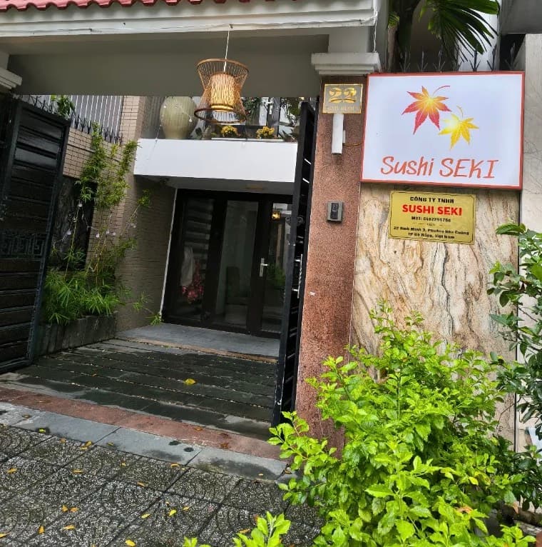 Sushi Seki, lối vào số 22, có biển hiệu Sushi SEKI