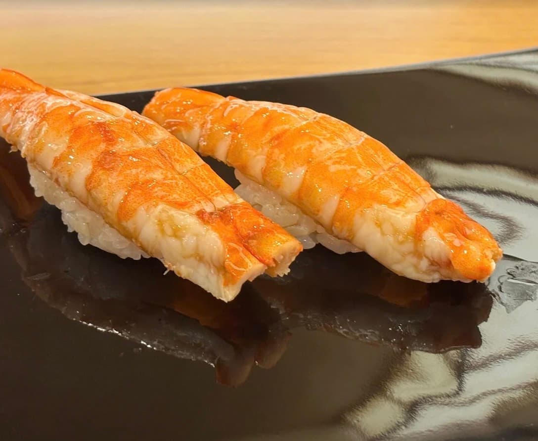 Sushi Seki, hai miếng nigiri tôm trên đĩa đen