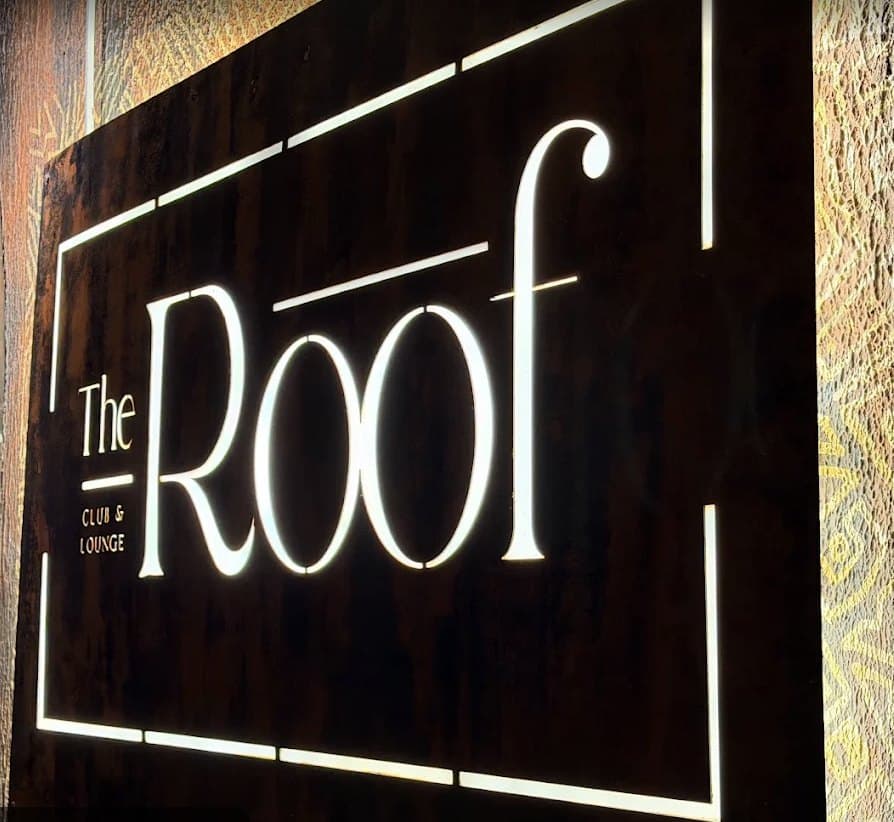 Bảng hiệu phát sáng của The Roof: The Roof, Club & Lounge