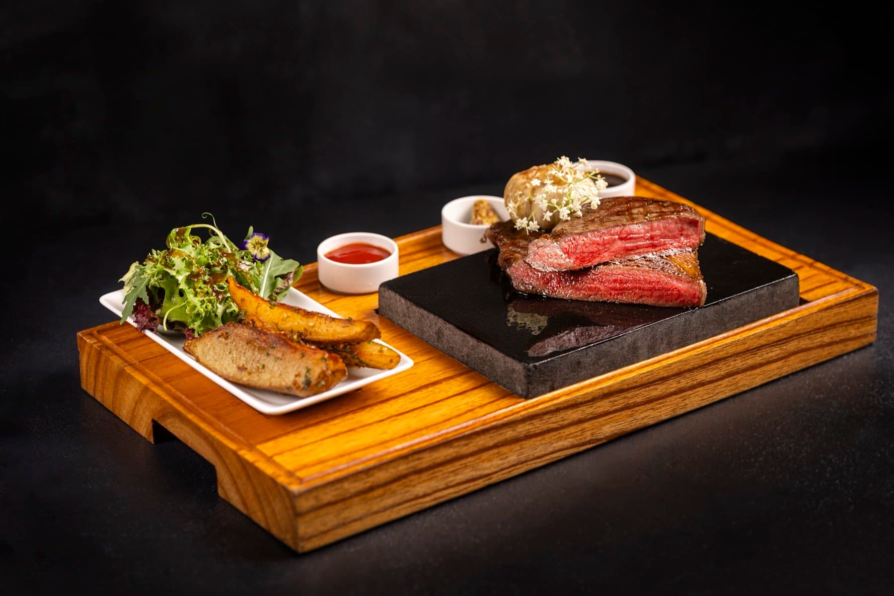 The Temptation, bít tết phục vụ trên phiến đá nóng đặt trên khay gỗ
